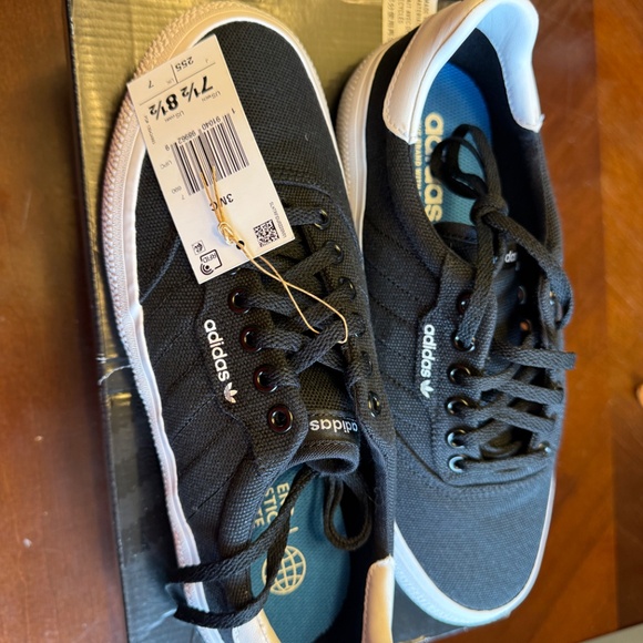 Adidas New with Tags Athletic Shoes 8.5 - Picture 3 of 6